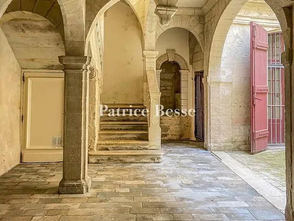 Au coeur d'Uzès, dans une maison noble du 16e s. Imh, un appartement de 192 m², avec cour-jar