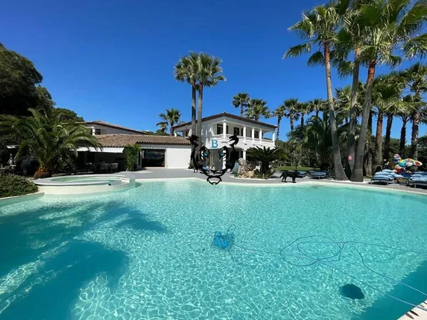 PROPRIETE DE PRESTIGE : ROQUEBRUNE