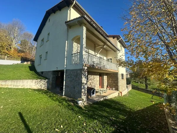 Maison indépendante avec grand terrain