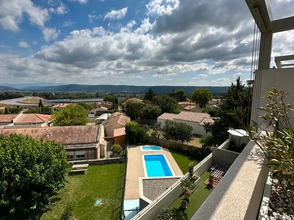 À louer - Superbe T2 Duplex meublé avec grande terrasse, garage & piscine - Volx