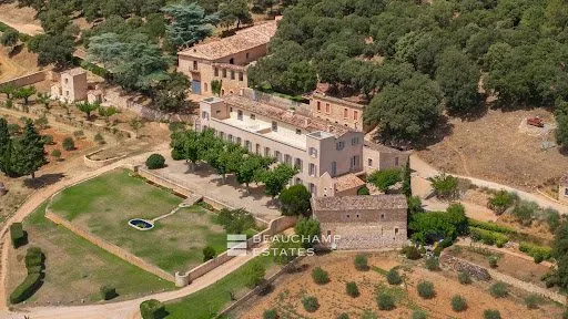 Villa 20 pièces 1575 m²