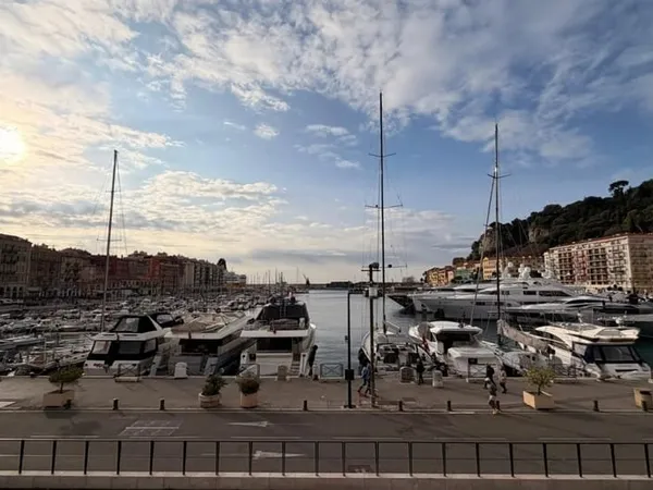 NICE LE PORT - APPARTEMENT 4 PIECES BOURGEOIS - AVANT DERNIER ETAGE BALCON