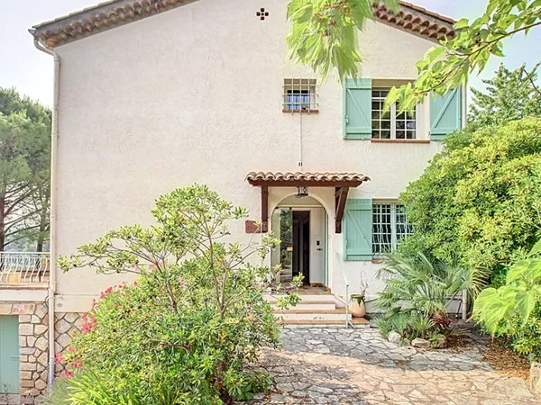 EXCLUSIVITE ! A VENDRE DRAGUIGNAN - Maison 10 pièces 239 m² avec piscine sur 4531 m² de terrain