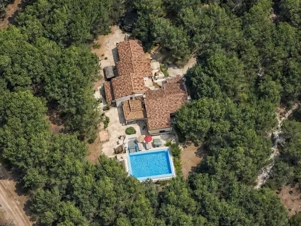 Propriété de 245 m² sur terrain de 8 829 m² / Environnement naturel d'exception