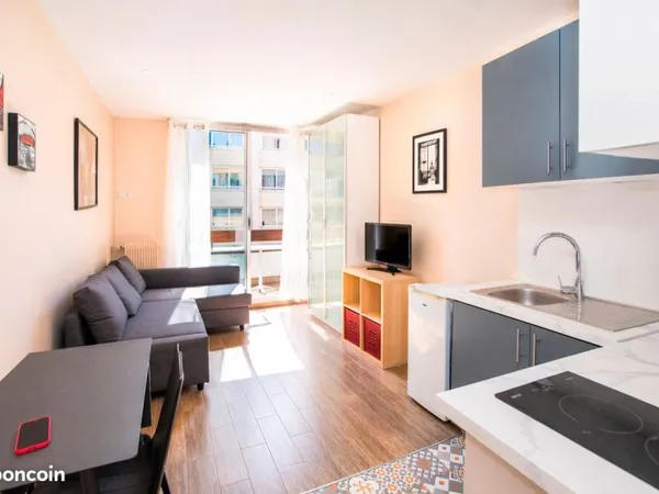 Charmant studio avec balcon et vue sur la Tour Eiffel