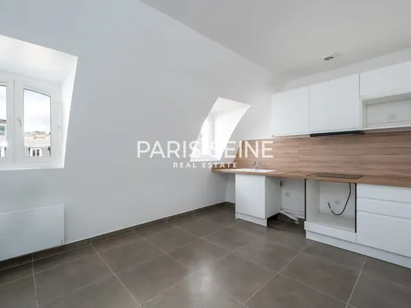 ** HAUSSMANN ** Grand studio vide de 35 m² refait à neuf !