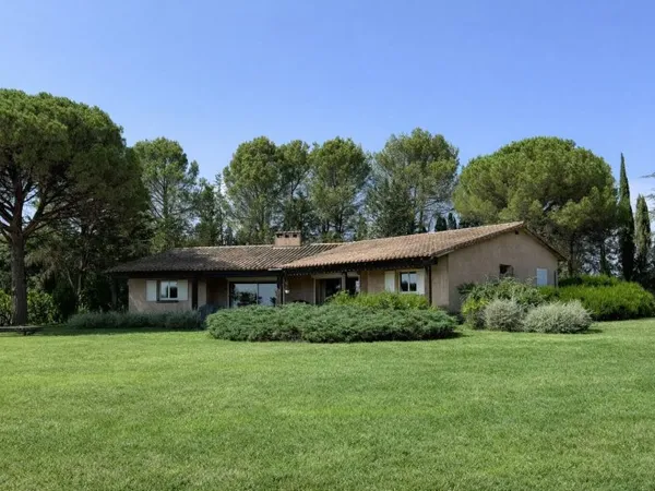 Villa traditionnelle 257 m² avec double garage sur 8481 m² constructibles dans un hameau à l'ouest d