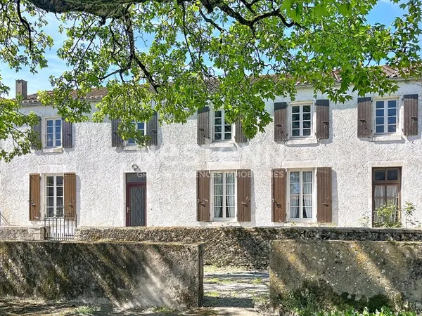 Maison en pierre centre bourg de Vix 6 pièces avec jardin