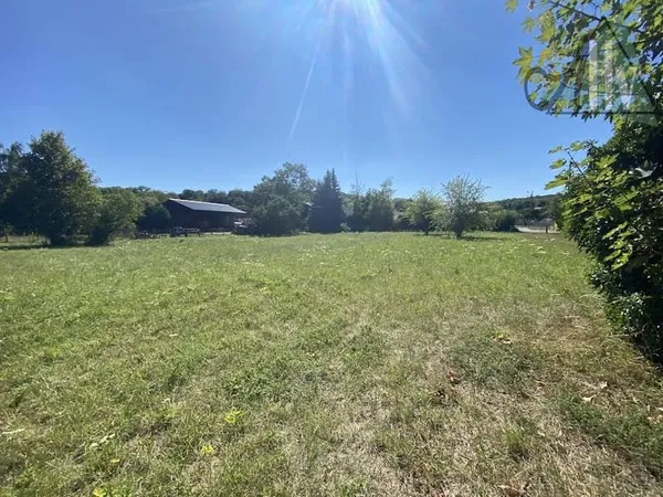 Terrain 890 m²