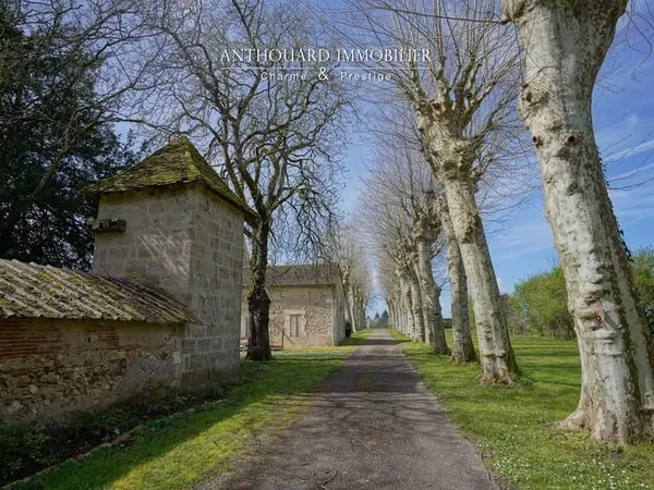 Belle Demeure, style chartreuse, piscine