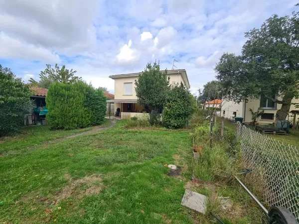 Maison spacieuse à Pessac avec cheminée et jardin