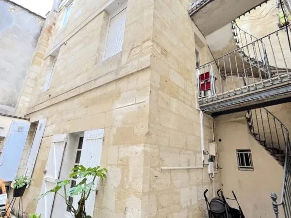 A VENDRE IMMEUBLE DE 3 APPARTEMENTS - SECTEUR BORDEAUX CAPUCINS / NANSOUTY