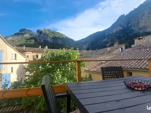 Maison de village aux pieds des falaises