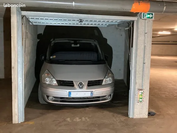 Grand box garage sécurisé 1er sous-sol Gare Mantes-la-Jolie - 30 minutes de PARIS et LA DEFENSE