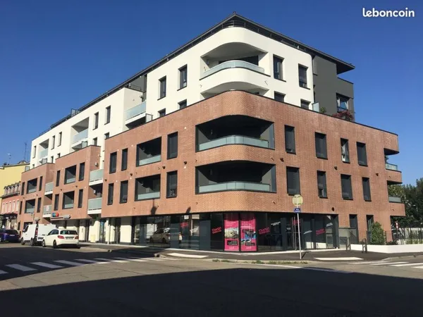 RARE à louer - Local commercial de 86,8 m² avec double accès, 4 vitrines et belle visibilité à Saint
