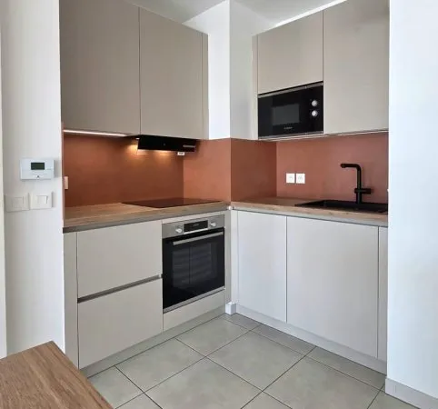 T2 50 m2 6e étage, terrasse couverte, vue dégagée, parking