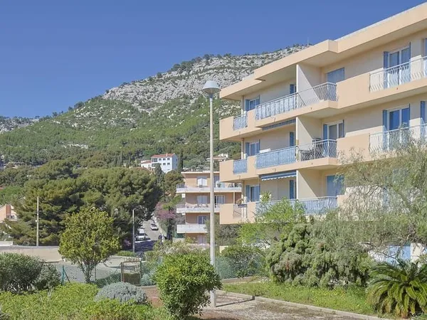TOULON (BAS FARON) - APPARTEMENT T5 90 m2 - BALCON - GARAGE - PARKINGS - CAVE - TENNIS - FOOTBALL -