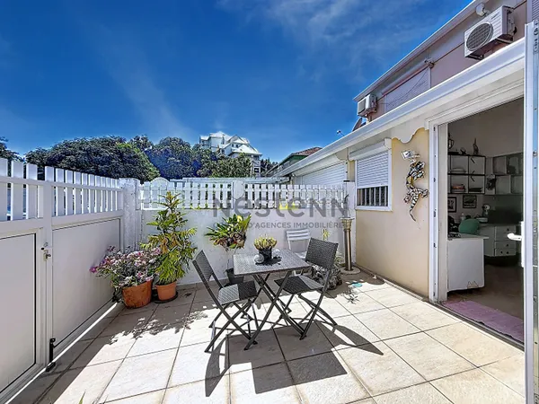 À vendre maison de type F4,115m2 avec terrasses et Jacuzzi à Baimbridge aux Abymes