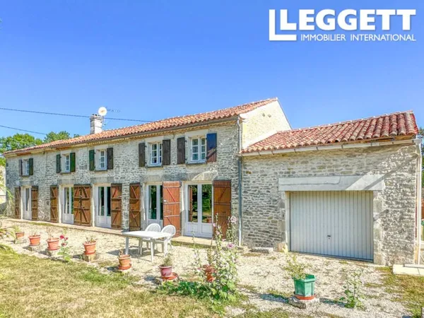 Maison en pierre avec piscine chauffée et jardins . 5 chambres, 2 salles de bains . Proche de St Jea
