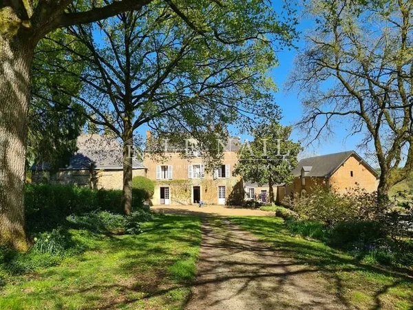 Charmant manoir des XVe et XIXe siècles dans la Sarthe