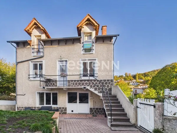 A Marmanhac, à Vendre Maison de type 5 avec 3 chambres, d'une superficie de 120 m².