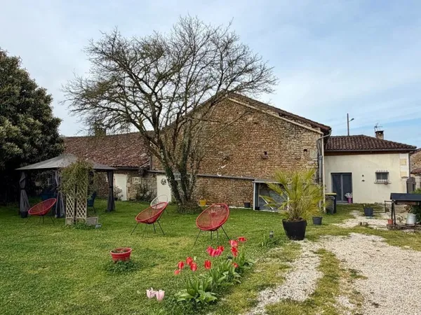 Genouillé 86250. Maison, grange et jardin