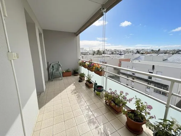 BEL APPARTEMENT T4 AVEC TERRASSE - GARAGE ET PLACE DE PARKI
