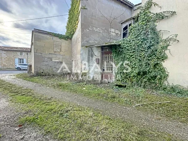 Maison à rénover avec chai et garage - GENISSAC