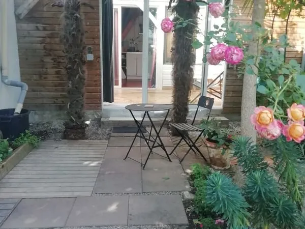 STUDIO MEUBLE AVEC JARDIN PROCHE UCO ESA prix toutes charges comprises