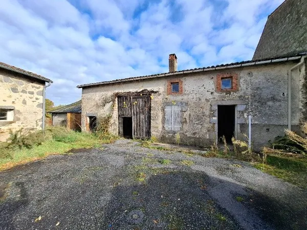 Maison à rénover avec dépendances et terrain
