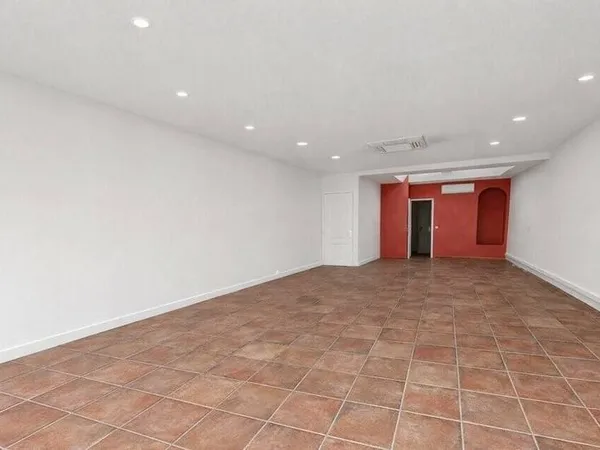 Local commercial 2 pièces 102 m²