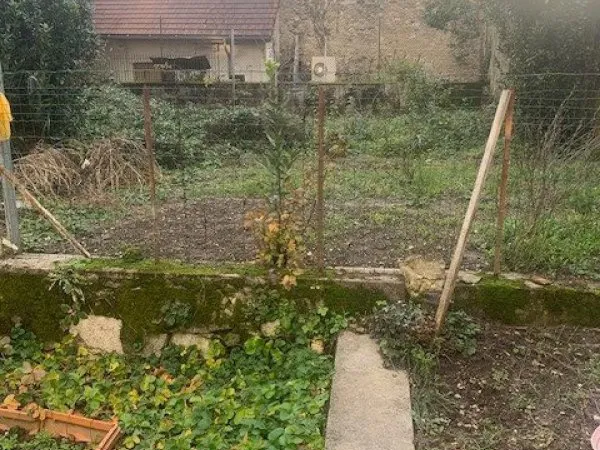 Très grande maison de ville d'environ 270 m2 à finir de rénover avec terrain de 500 m2 située sur la