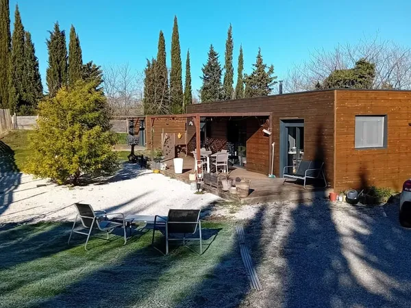 Ensemble meublés de 2 habitations sur 2000 m2.
