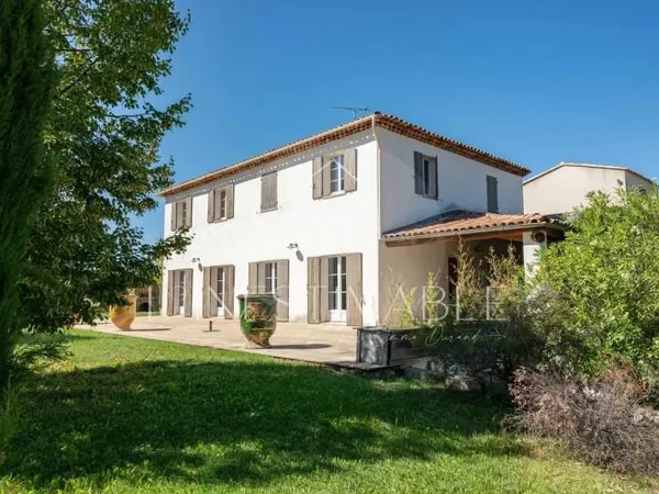 Maison 12 pièces 770 m²