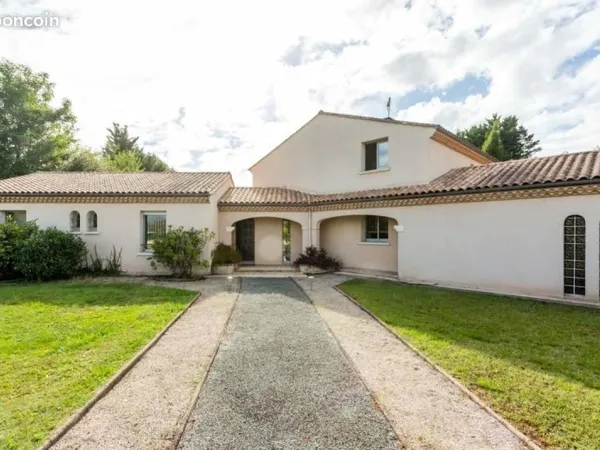 Maison 10 pièces 301 m²