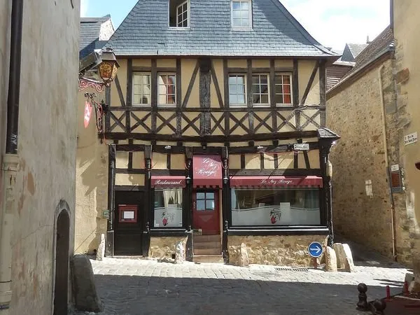 Appartement mansardé rénové - meublé et entièrement équipé - Centre historique du Mans - Location lo
