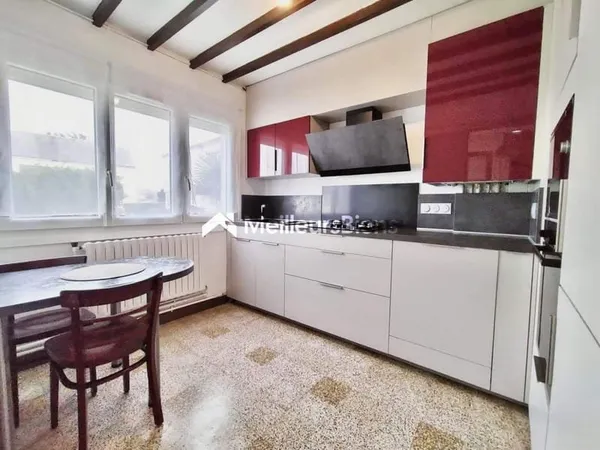 Maison 4 pièces de 75 m² au calme avec garage, sous-sol et terrain de 356 m²
