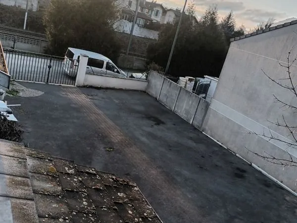 Grand parking goudronnée clos