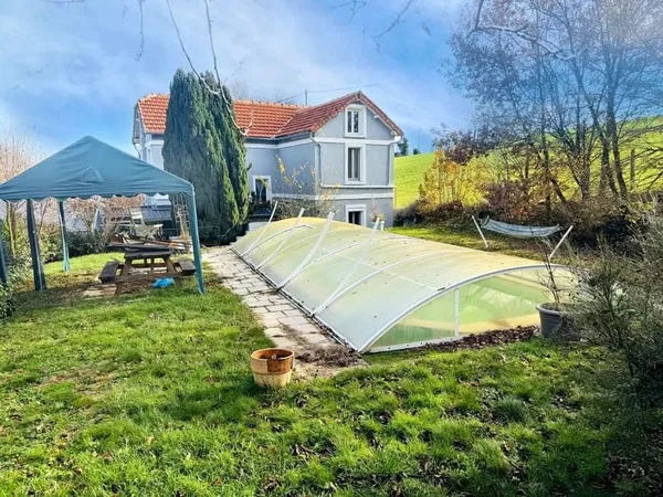 Deux maisons à La Salvetat-Peyralès avec jardin et piscine