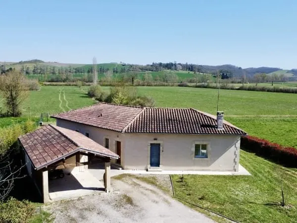 Maison de plain-pied avec jardin et carport