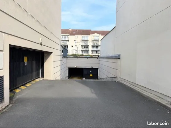 Place de parking dans garage sous-sol fermé