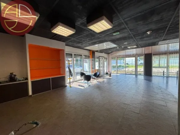 Local commercial 374 m²