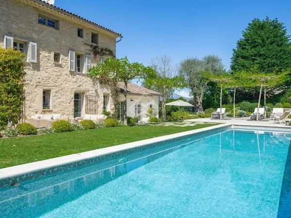 Authentique bastide en pierre au coeur du village de Valbonne