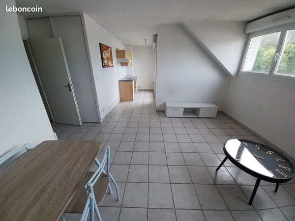 Location grand studio dans résidence avec balcon