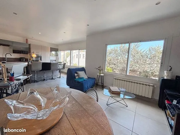 Studio 7 pièces 143 m²