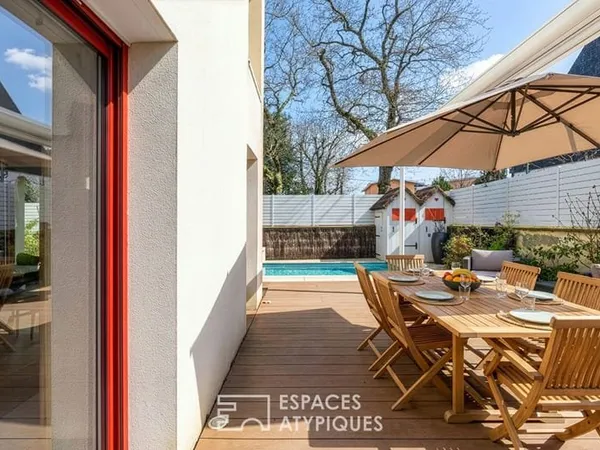 Maison familiale à l'abri des regards, à quelques pas de l'océan.