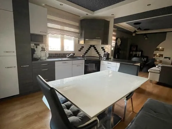 Appartement T4/local commercial spacieux