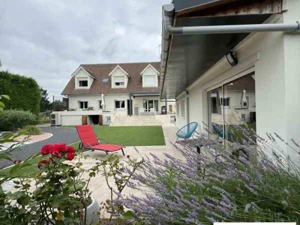 GRANDE MAISON DE VILLE PLEIN CENTRE. TRES PROCHE COMMERCES POUR