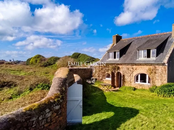 Maison à vendre ancrée sur l'île Nord de Bréhat, vue remarquabl