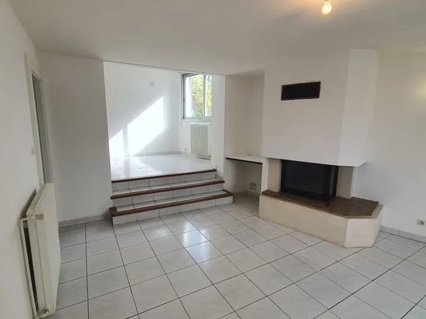 Très agréable appartement T3 lumineux avec cuisine aménagée et cheminée